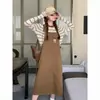 Falda de tirantes retro estilo universitario de mezclilla para mujer, nuevo modelo de otoño 2026, disimula el abdomen, corte holgado, color café, cintura alta, adelgazante, falda larga casual