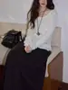 Tricô Branco de Gola Redonda com Recortes para Mulheres 2025 Início do Outono Casual Slim Sem Costas Manga Longa Top Interno