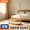 Perchero de pie de lujo ligero personalizado para dormitorio, perchero de metal con ruedas y cesto para ropa sucia, estante de almacenamiento de pie para uso doméstico