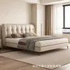 Cama tapizada de estilo minimalista italiano color crema con cabecero capitoné vertical, cama moderna simple de arte en piel para dormitorio principal, cama doble de lujo ligero