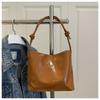 Bolsa de Cubo Casual de Moda de Estilo Simple de Color Sólido de Gran Capacidad, Estilo Hong Kong, Brillante Debajo del Brazo, Nueva para Primavera y Verano 2025