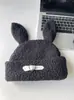 Gorro de punto de lana de cordero fresco de nicho con orejas de conejo para mujer, otoño e invierno, protección cálida para las orejas, lindo cierre de corazón, gorro de punto y2k