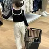 Conjunto de Duas Peças para Meninas Primavera 2026 Novo Estilo Conjunto de Blusa de Manga Longa e Calça Cargo para Meninas Calças Largas Estilosas para Bebês