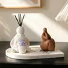 Ornamento aromático em formato de coelho de orelhas caídas segurando uma flor com porta-velas, adequado para quarto, escrivaninha e decoração de casa, criando uma atmosfera aconchegante, uma ótima decoração de presente para casa