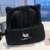 Gorro de punto bordado de gatito para mujer, cálido de invierno, estilo coreano acogedor, a prueba de frío, versátil para otoño e invierno