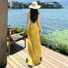 Exquisito vestido camisola amarillo estampado con volantes en V estilo francés, ambiente costero de cuento de hadas, vestido largo estilo vacacional