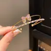 Pulsera Abierta con Flor de Lazo Plisado Redondo Irregular, Pulsera de Estilo Exagerado, Sensación de Lujo Ligero y Gama Alta, Joyería para Mujer