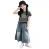 Conjunto de Moda Verano 2026 para Niñas Estilo Coreano Dibujos Animados Top de Manga Corta con Pantalones Cortos de Mezclilla Conjunto de Dos Piezas para Niños Mayores