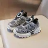 Tênis infantis casuais com sola macia e design robusto, sapatos esportivos casuais versáteis, novo estilo verão 2025, sapatos respiráveis de malha única, tênis de corrida estilo coreano