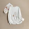 Nova coleção de primavera e outono: camisas de manga comprida, em camadas com uma base, apresentando um design de floco de neve em algodão, casuais e estilosas, com gola redonda, e um top versátil para mulheres
