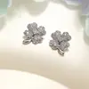 Pendientes de Trébol de Cuatro Hojas Completos de Diamante de Lujo Ligero para Mujer Estilo Coreano Pendientes con Diseño de Diamante Temperamento a la Moda Pendientes de Gama Alta Venta al por Mayor