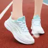 Novos sapatos femininos de verão malha grande respiráveis versáteis sola macia sapatos casuais leves tênis de corrida esportivos malha senhoras verão