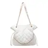 Bolsa grande acolchoada popular de primavera para mulheres 2026 nova bolsa de ombro com corrente em couro wax oil com um toque de luxo para o trabalho bolsa tote
