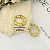 Brincos transfronteiriços da moda com um toque de luxo, aço inoxidável banhado a ouro 18K, design circular elegante, brincos de tarraxa geométricos versáteis de aço titânio para mulheres