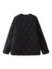 ZR ofrece ventas al por mayor y transfronterizas de ropa de moda para mujer de estilo europeo y americano, incluyendo chaquetas acolchadas con adornos de lazo y prendas de abrigo ligeras.