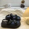 Sandálias Abertas Plataforma Grossa Prata para Mulheres Verão 2026 Novo Estilo Coreano Versátil Antiderrapante Sapatos Romanos de Praia