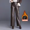 Calças de couro PU com caimento jovem, forradas com fleece, calças de perna larga da moda para mulheres, novo estilo casual texturizado reto para outono e inverno de 2026
