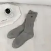 Calcetines estilo miu para mujer otoño invierno calcetines de media pantorrilla color liso calcetines holgados calcetines versátiles simples con botón algodón puro calcetines largos estilo básico