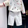 Suéter de punto de estilo coreano para niños, nuevo de otoño 2026, con estampado de dibujos animados, letras, bloques de color, y pantalones casuales blancos para niños