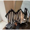 Bolso de Lona Rayado Transfronterizo para Mujer, Gran Capacidad, Nuevo Bolso Nicho de Verano 2025 de Un Solo Hombro Bajo el Brazo, Bolso de Clase para Estudiante Universitario