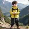Jaqueta corta-vento de outono para meninos, casaco com capuz três em um para meninos pequenos, novo modelo 2026 top infantil para atividades ao ar livre