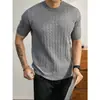 Camiseta de tricô masculina de manga curta com listras caneladas torcidas, estilo old money, business casual, seda gelada, verão, atacado de fábrica transfronteiriço