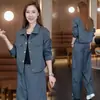 Conjunto a medida, elegante y rejuvenecedor para mujer, perfecto para principios de primavera: chaqueta de trabajo de mezclilla y pantalones de pierna ancha