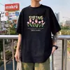 Camiseta Preta de Seda de Gelo com Estampa de Letras Estilo Hong Kong Unissex Gola Redonda Manga Curta Tendência Versátil Casual Caimento Solto