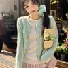 Suave y elegante, este cárdigan de punto verde de manga corta es un nuevo estilo de otoño para mujer, perfecto para atuendos de inspiración coreana.. Es suave, cómodo y se ve increíble como suéter o prenda exterior.