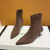 Botas Elegantes de Cano Curto Estilo Coreano 2026 Bico Fino Salto Gatinho para Mulheres Botas com Veludo Extra Superfície de Veludo Salto Fino Botas Meia Elástica Botas Emagrecedoras
