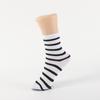 Calcetines de Rayas Blancas y Negras de Media Pantorrilla Fabricante Calcetines Deportivos Transpirables Absorbentes de Sudor en Stock Calcetines Casuales Versátiles de Moda Calcetas Zhuji