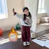 Conjunto de Felpa Forrado para Niñas Otoño e Invierno Sudadera con Capucha y Pantalones Estampado de Conejo de Dibujos Animados Bloque de Color Conjunto de Dos Piezas Engrosado Directo de Fábrica