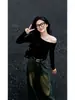 Camiseta negra de manga larga con hombros descubiertos, nueva colección de otoño, corte ajustado, que estiliza la figura, con un diseño sofisticado y seductor, perfecta para un look chic y sexy