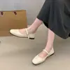 Sapatos femininos Mary Jane estilo francês com uma única tira, novo modelo primavera/outono 2026, adequados para combinar com saias, sapatos pequenos de couro de salto baixo, sapatos rasos planos de uma única cor