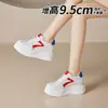 Sapatos Brancos com Aumento de Altura Oculto de 9cm Femininos Outono 2026 Nova Cor Color Block Tênis de Treino Alemão Solado Grosso Sapatos Casuais Leves Versáteis Sapatos de Skate