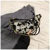 Bolsa Pequena Nova Moda para Mulheres no Comércio Exterior Transfronteiriço, Bolsa Estilosa Croissant com Estampa de Vaca, Bolsa de Ombro Único Transversal com Design de Nicho Tendência