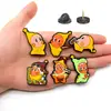 Broche de Personaje Estrella de Dibujos Animados, Insignia Linda, Pin de Goma Suave, Flor de Pecho Anti-Exposición, Accesorio Decorativo para Mochila y Bolso Escolar