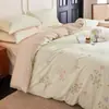 Conjunto de Quatro Peças em Algodão Escovado Estilo Francês Bordado Estilo Princesa Capa de Edredom 100% Algodão Lençol de Cima Lençol com Elástico Toque de Luxo Roupa de Cama