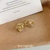 Arete Dorado Retorcido para Mujer Otoño Invierno Lujo Ligero Gama Alta Temperamento Único Pendiente de Botón Accesorio de Arete Personalidad Versátil Cierre de Arete