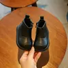 Nuevas botas de cuero para bebé de otoño e invierno, zapatos para niños pequeños para niños, botines simples de estilo coreano con forro polar, zapatos versátiles para niñas
