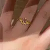 Anillo de Ala de Ángel Brillante con Forma de Corazón Estilo Vintage de Moda para Mujer, Anillo de Cuatro Garras con Relieve de Vid de Palacio de Alta Gama