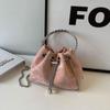 Bolso pequeño de mano de diseño nicho para mujer 2024 Primavera y Verano Nuevo estilo de moda Bolso bandolera de cadena Bolso cubo para ir al trabajo