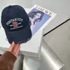 Boné de Baseball Estilo Americano com Bordado de Letras Color-Block Desgastado para Mulheres com Circunferência de Cabeça Grande, Faz o Rosto Parecer Menor, Boné Versátil Casual com Aba Curta para Homens, Tendência
