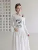 Conjunto de dos piezas de estilo coreano con estampado, corte relajado y pliegues, camiseta de hombros descubiertos para mujer, top versátil casual de manga larga, otoño 2026