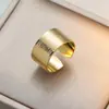 Anillo Abierto con Patrón Grabado de Acero de Titanio de Aliexpress Tendencia Versátil Ancho de Acero Inoxidable Joyería de Moda Anillo