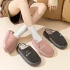 Zapatillas de algodón con tela bordada simples para mujer, para uso doméstico en invierno, de suela gruesa, antideslizantes, forradas de felpa, cálidas, adecuadas para parejas, zapatillas de interior para el hogar