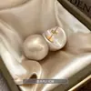Pendientes Dorados de Lujo Ligero Vintage de Alta Gama para Mujer 2026 Nuevo Estilo Pendientes de Perla con Agujas de Plata Diseño de Nicho Accesorios Metálicos para Orejas