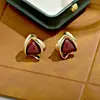 Versátiles Aretes Geométricos Exquisitos de Angora Rojo con un Diseño de Nicho Vintage, Lujo Ligero, Modernos Aretes de Esmalte en Forma de Corazón para Mujer