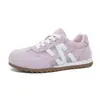 Zapatillas de entrenamiento alemanas rojas de moda para mujer, nuevo modelo 2026, zapatillas deportivas casual de malla transpirable, tenis planos cómodos versátiles