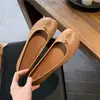 Versión de Piel de Vaca del Mismo Estilo Primavera y Otoño 2026 Zapatos de Pezuña de Cerdo con Punta Dividida y Acabado Espejo para Mujer, Boca Baja, Zapatos Planos de Piel Genuina para Combinar con Faldas